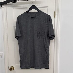 Vuori Strato Tech Tee Pocket – Heather Gray – Men’s Large
